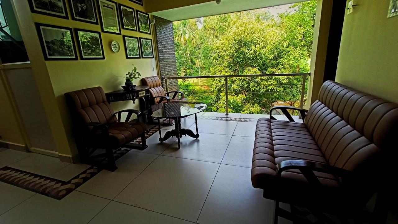 Athirapilly On The Rocks Hotel Athirappilly Ngoại thất bức ảnh