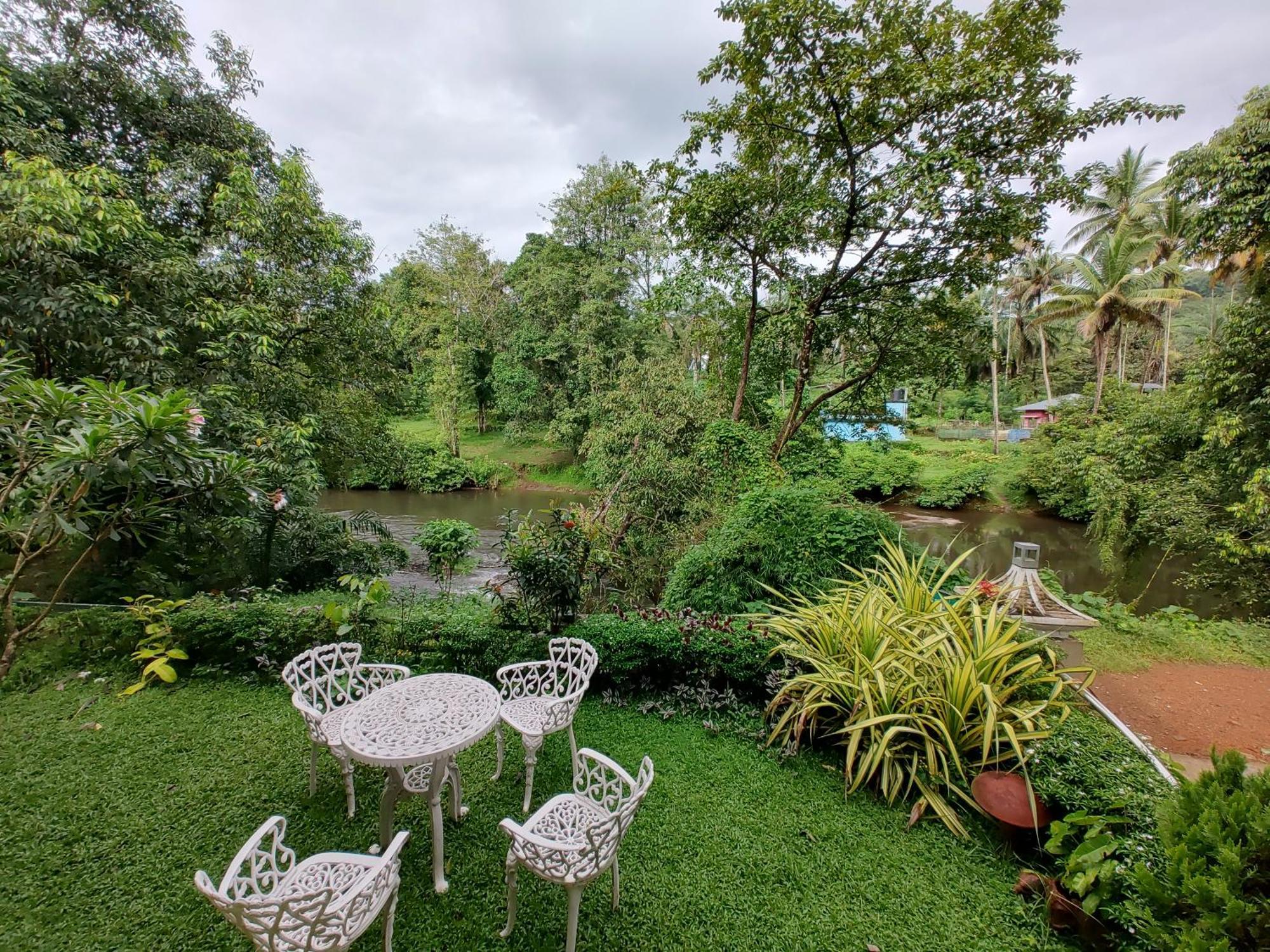 Athirapilly On The Rocks Hotel Athirappilly Ngoại thất bức ảnh