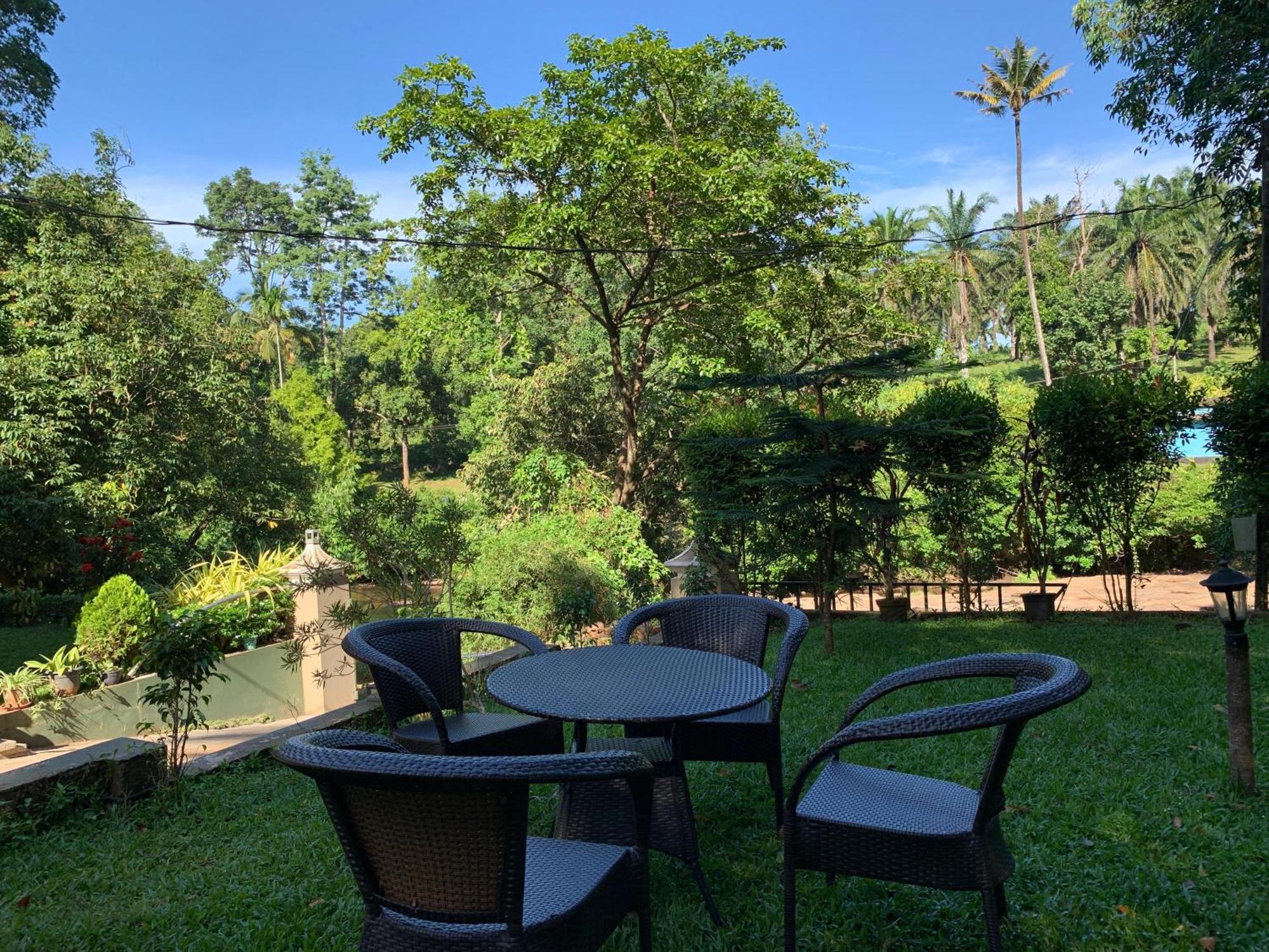 Athirapilly On The Rocks Hotel Athirappilly Ngoại thất bức ảnh