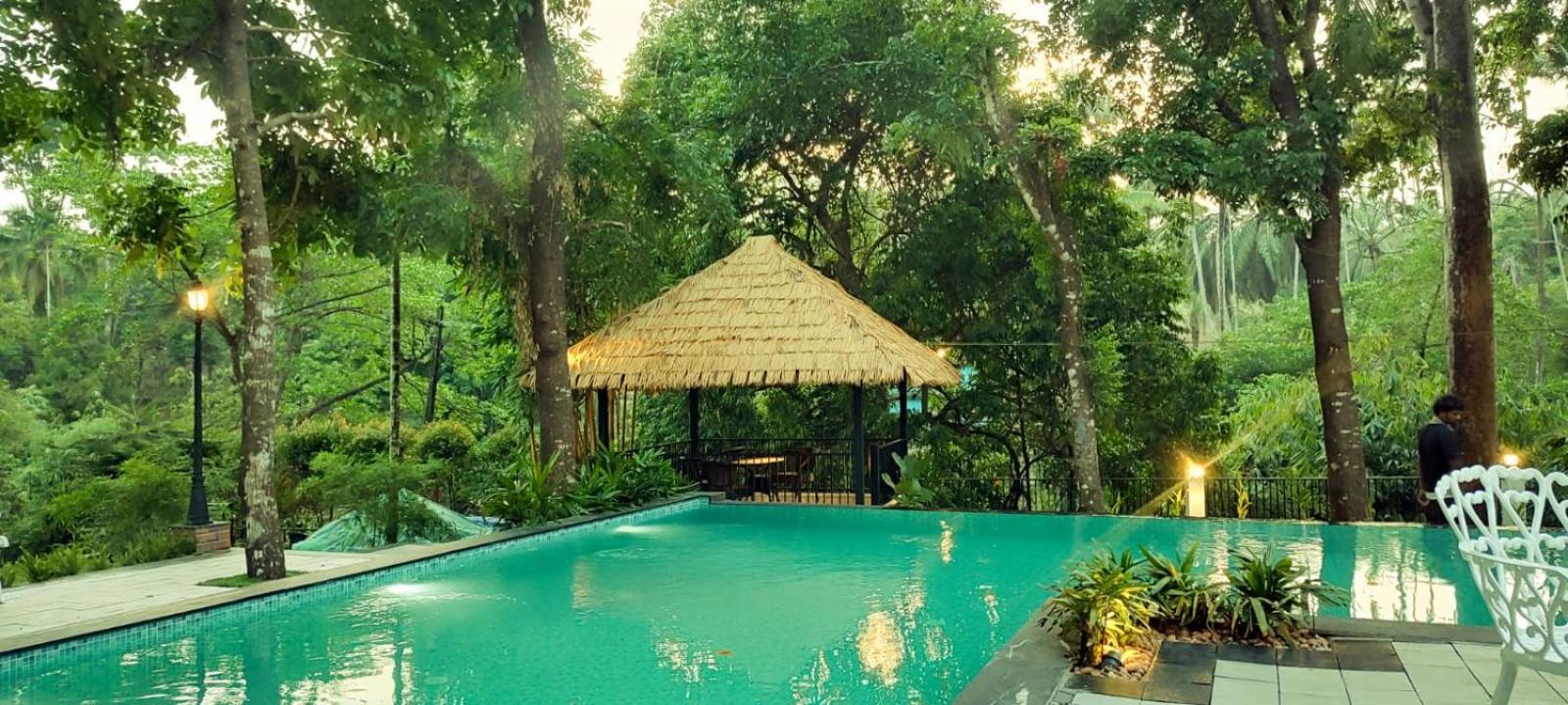 Athirapilly On The Rocks Hotel Athirappilly Ngoại thất bức ảnh