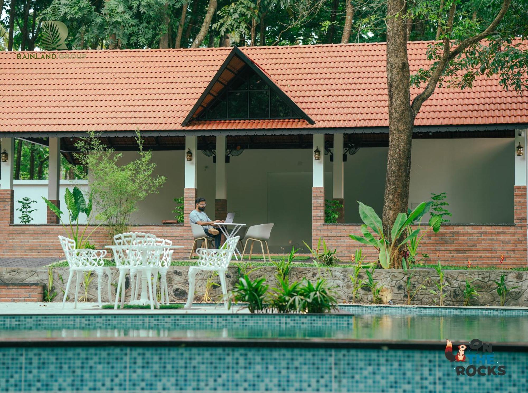 Athirapilly On The Rocks Hotel Athirappilly Ngoại thất bức ảnh
