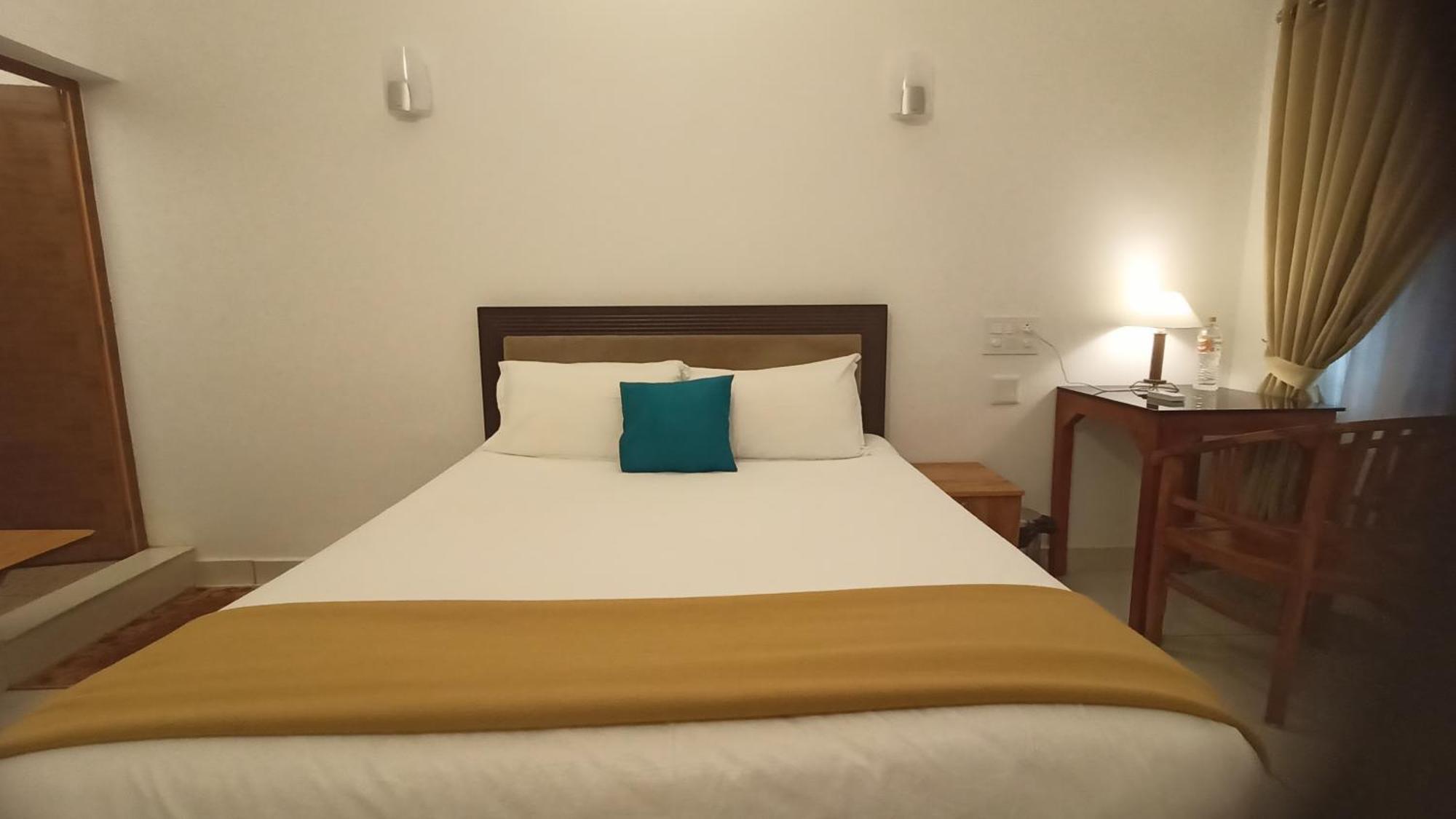 Athirapilly On The Rocks Hotel Athirappilly Phòng bức ảnh